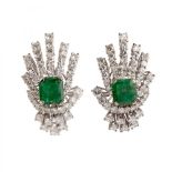 Pair of 18 kt white gold earrings, with a central emerald measuring 8.25 x 8.80 mm, and a total