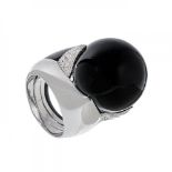 Ring in 18kt white gold, onyx and diamonds. Bombé model, 1960s, featuring a frontispiece with a