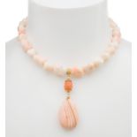 Angel skin coral and 18kt yellow gold necklace. With irregular beads of 9 to 13 mm in diameter and a