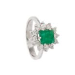 Rosette ring in 18 kt white gold, with a central emerald, emerald cut and 6.2 x 6.3 mm., bordered by