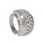 Bombé ring in 18 kts. white gold with brilliant-cut diamonds pavé with ca. 1.00 cts. frontis of