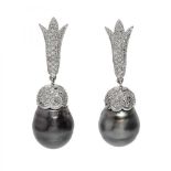 Long white gold tulip-shaped earrings decorated with 2 cts diamonds and topped by two 14,50 mm black