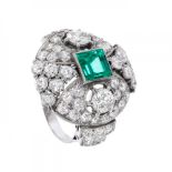Ring in 18kt white gold. Button model with central square-cut emerald of ca. 2 cts and brilliant-cut