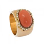 Ring in 18kt yellow gold. Frontis with coral cabochon set in a high bezel dotted with diamonds,