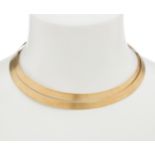 NIESSING. Necklace in 18kt yellow gold. Double narrow band model, simulating gold leaf.Weight: 28