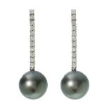 Pair of long earrings with diamonds and Tahitian pearls. Riviere of diamonds of ca. 0.58 cts. and