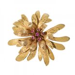 Brooch in 18kt yellow gold and pink rubies. Fifties. Floral design model in striated yellow gold,