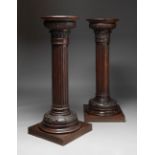 Pair of modernist pedestals, ca. 1900.Carved wood.Measurements: 115 x 44,5 x 44,5 cm.Pair of