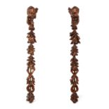 Pair of altarpiece garlands, early 18th century.Carved wood.Measurements: 154 cm.These two garlands,