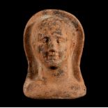 Small votive head. Etruria, ca. 4th century BC.Terracotta.In good condition.Provenance: Edward Wigan