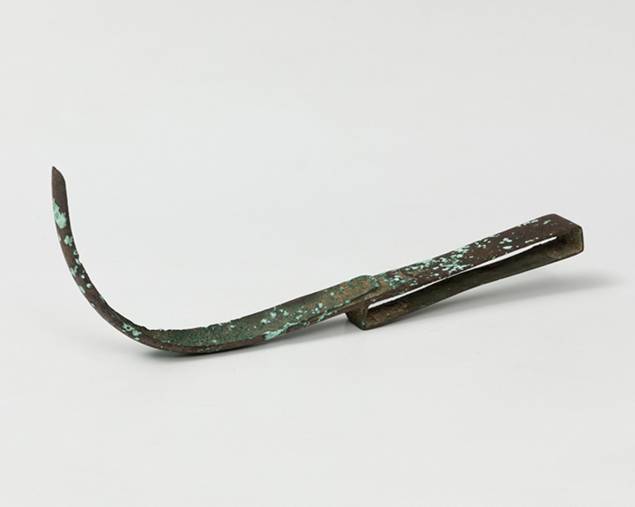 Strigilus; Rome, 1st century AD.Bronze.It has material adhesions and chlorides.Measurements: 19 x