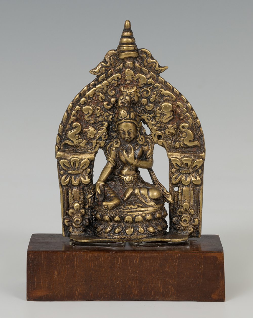 Altar with Buddha; China, 18th century.Embossed bronze.Attached to a base of a later period.
