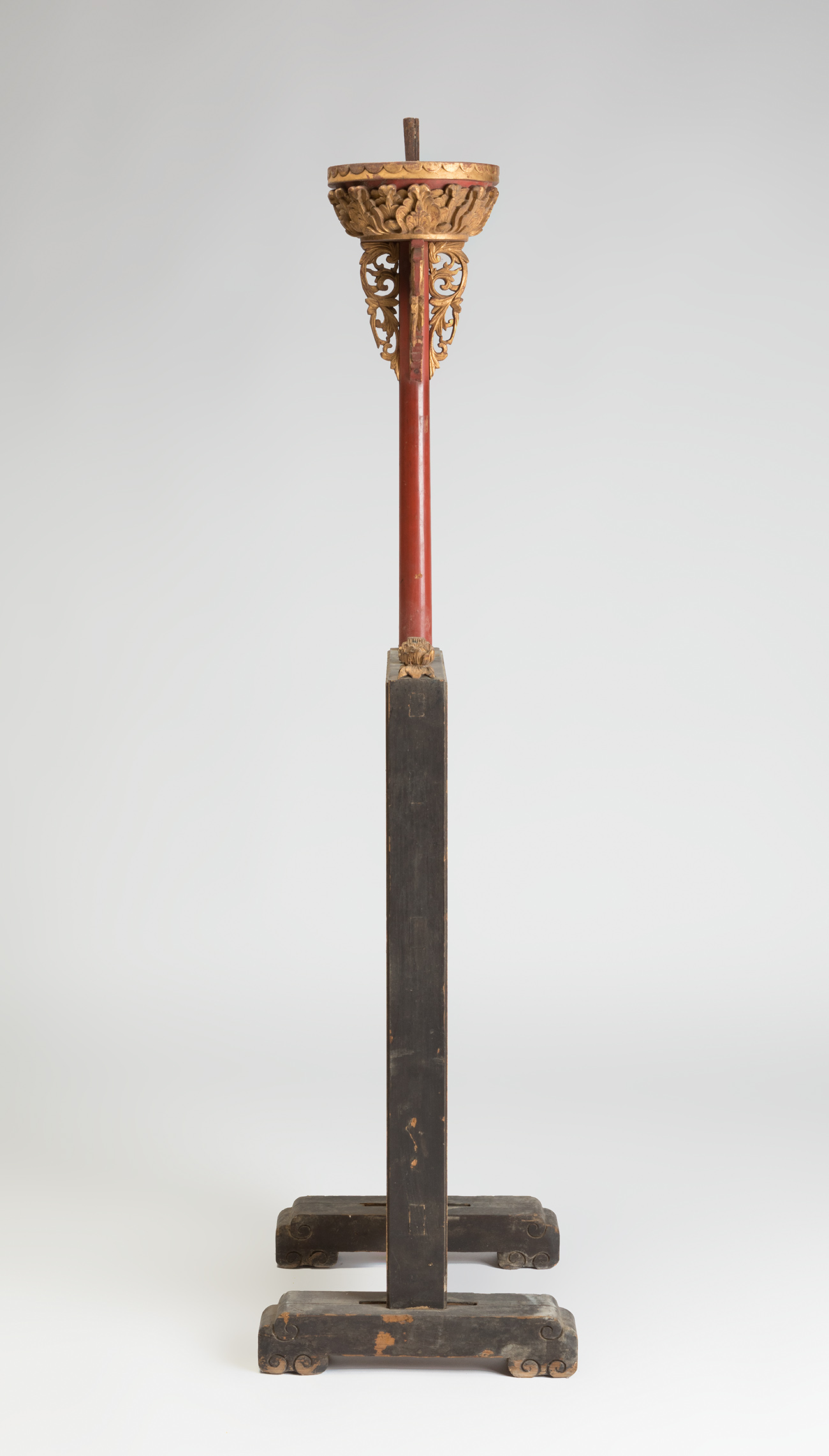 Palatial floor lamp. China, late Qing dynasty, 19th century.Carved polychromed and gilded wood. - Bild 3 aus 7