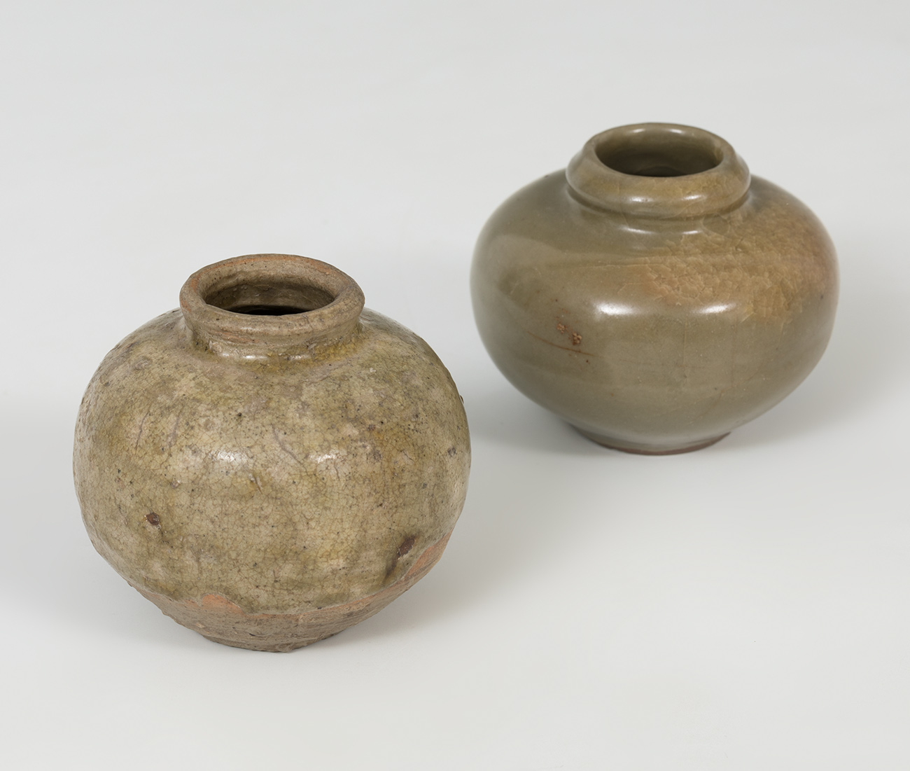 Two vessels; China, Quing Dynasty, 1644- 1911.Celadon ceramic.Size: 6 x 6.5 cm; 6 x 5.5 cm.Pair of