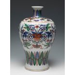 Chinese "Meiping" vase. Qing Dynasty, 19th century.Hand-painted porcelain.Measures: 36 x 22 x 22