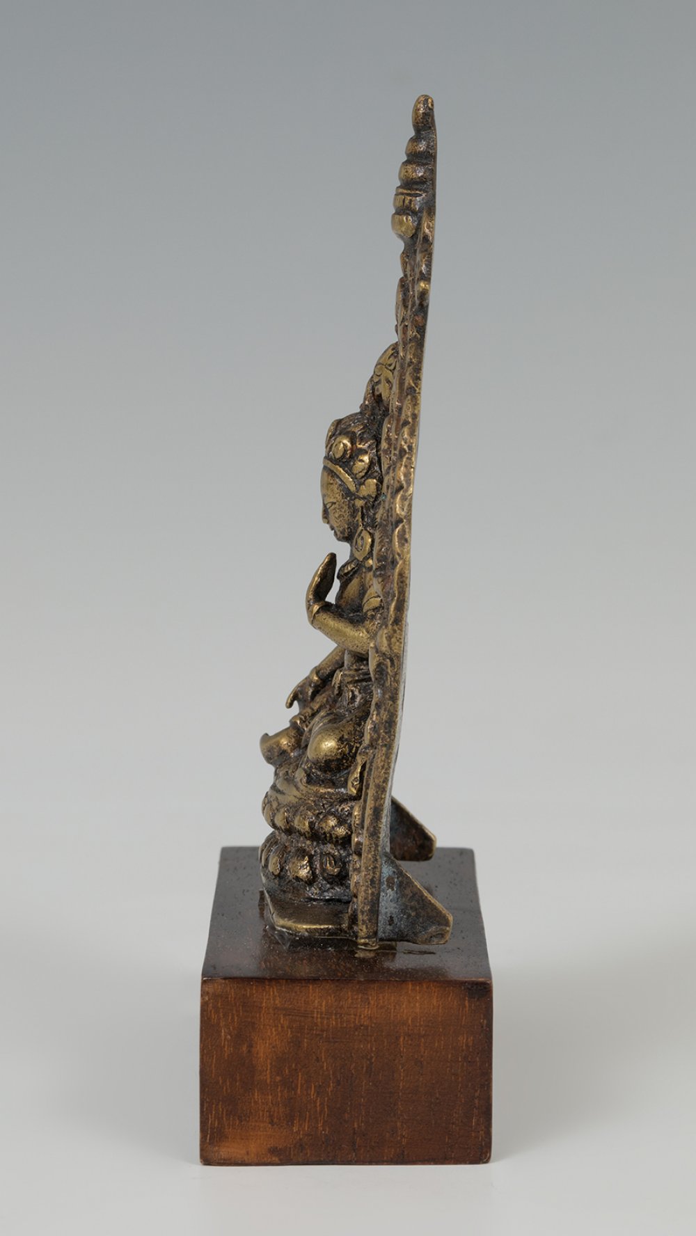 Altar with Buddha; China, 18th century.Embossed bronze.Attached to a base of a later period. - Bild 2 aus 6