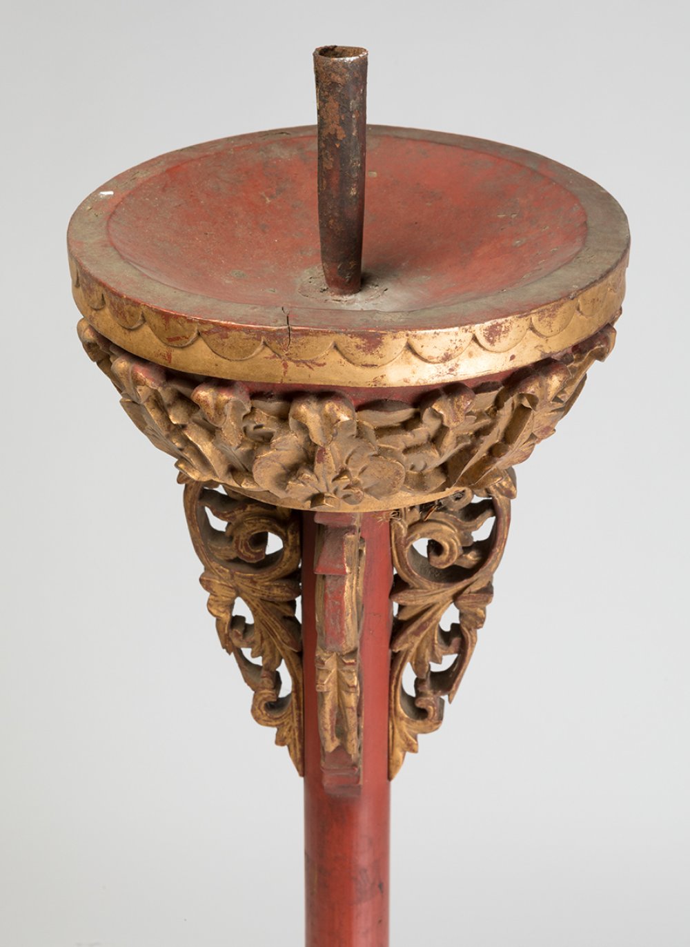 Palatial floor lamp. China, late Qing dynasty, 19th century.Carved polychromed and gilded wood. - Bild 5 aus 7