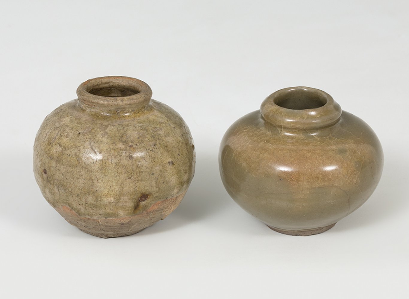 Two vessels; China, Quing Dynasty, 1644- 1911.Celadon ceramic.Size: 6 x 6.5 cm; 6 x 5.5 cm.Pair of - Bild 4 aus 4