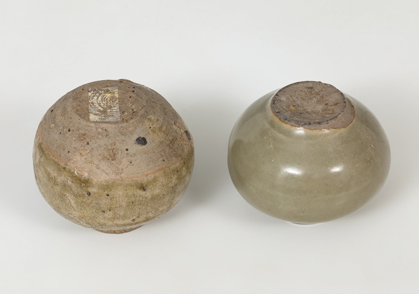 Two vessels; China, Quing Dynasty, 1644- 1911.Celadon ceramic.Size: 6 x 6.5 cm; 6 x 5.5 cm.Pair of - Bild 2 aus 4