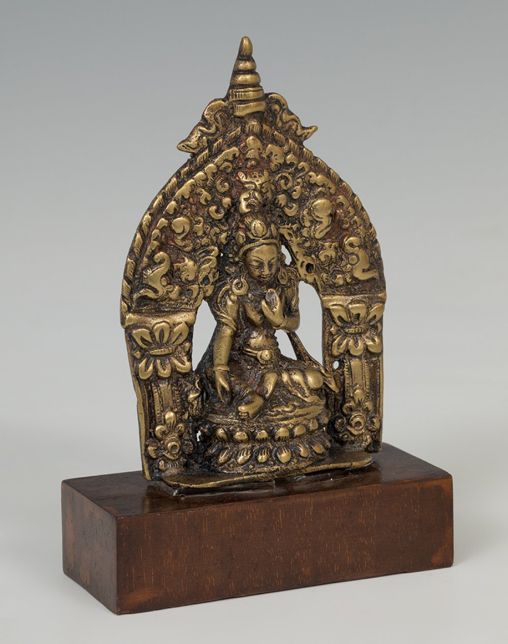 Altar with Buddha; China, 18th century.Embossed bronze.Attached to a base of a later period. - Bild 4 aus 6