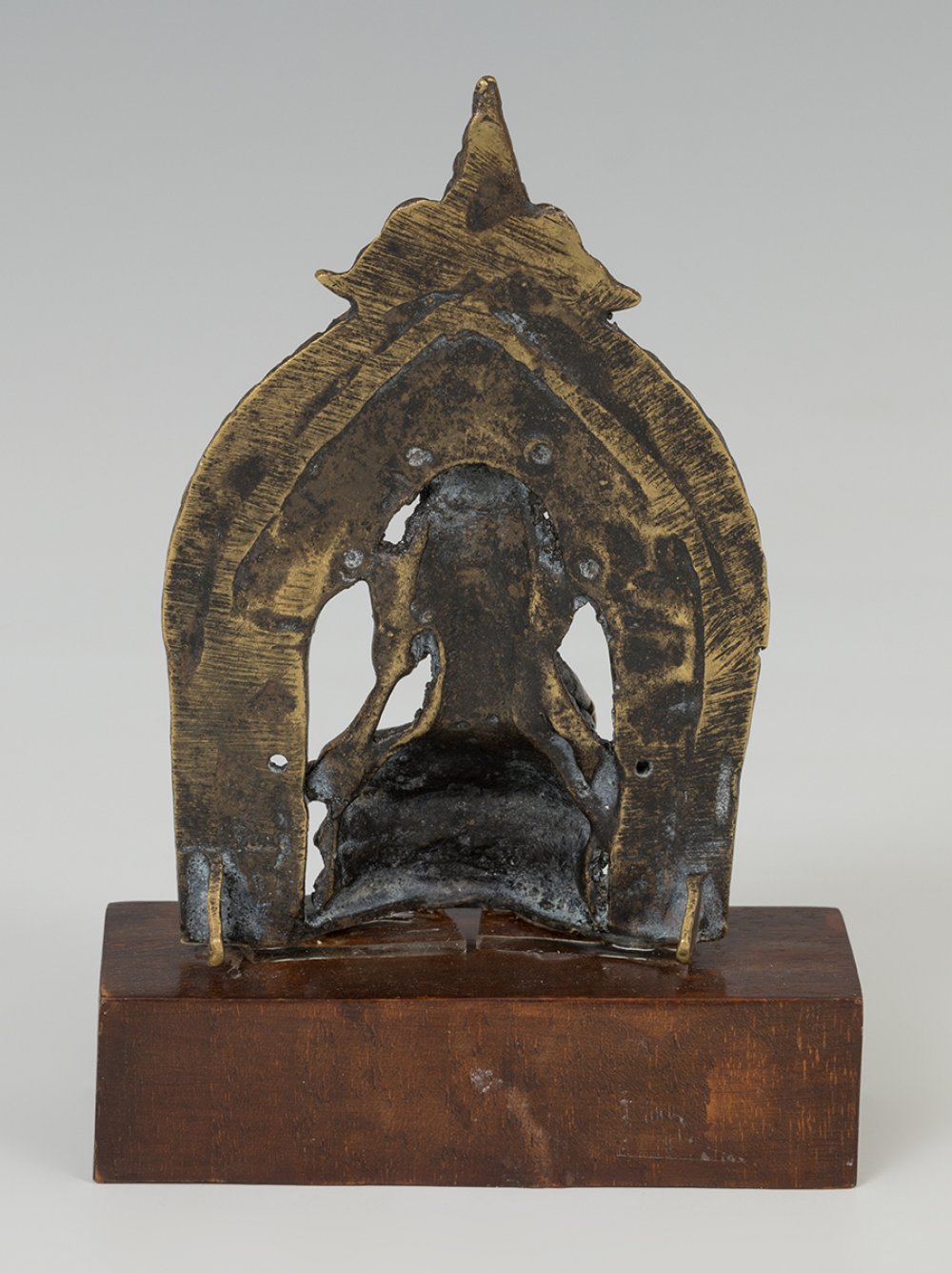 Altar with Buddha; China, 18th century.Embossed bronze.Attached to a base of a later period. - Bild 3 aus 6