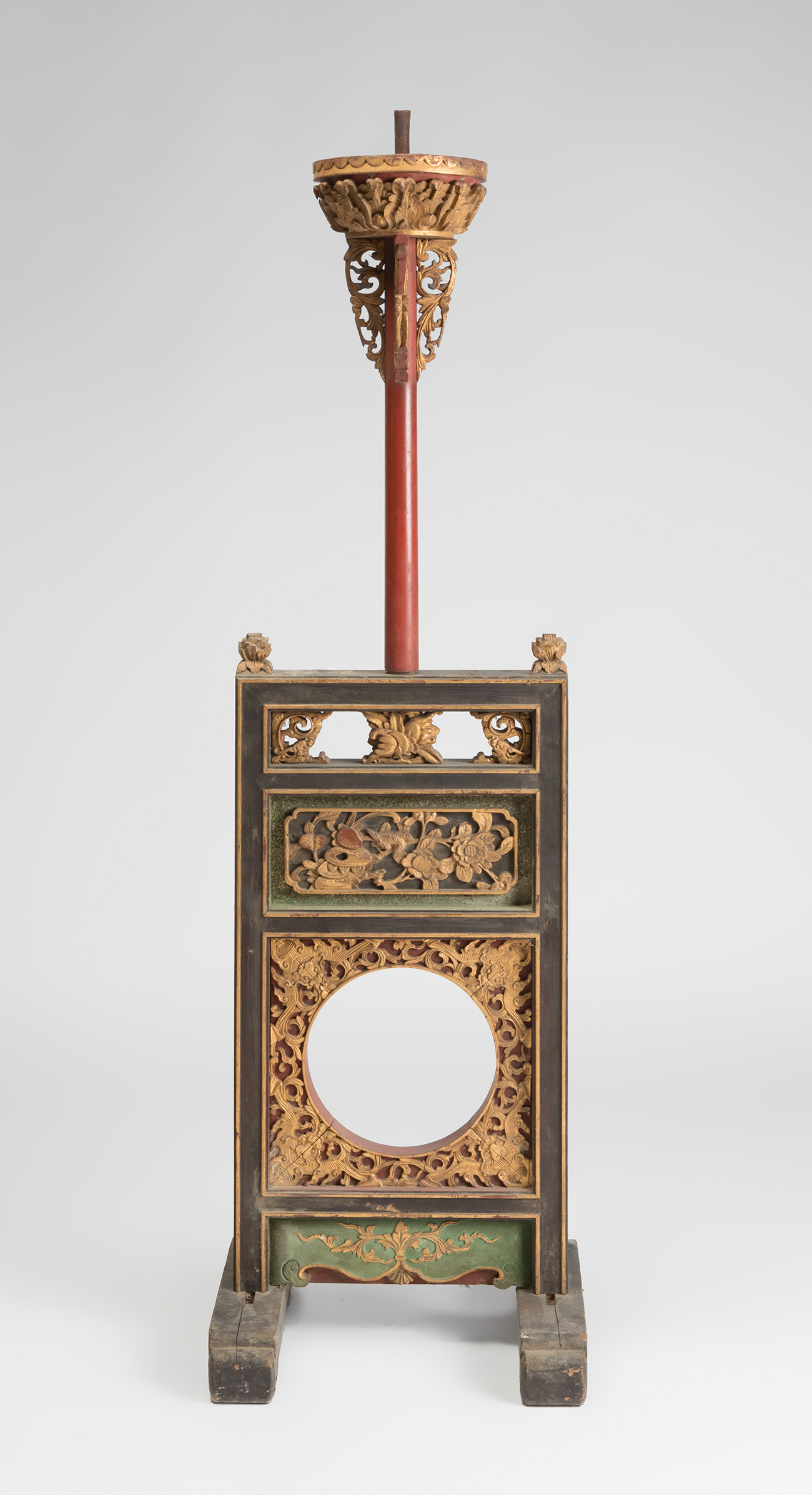 Palatial floor lamp. China, late Qing dynasty, 19th century.Carved polychromed and gilded wood. - Bild 4 aus 7