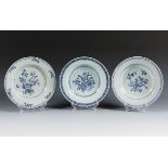 Set of three plates, Compañía de las Indias, 18th century.Enamelled porcelain.The edges are slightly