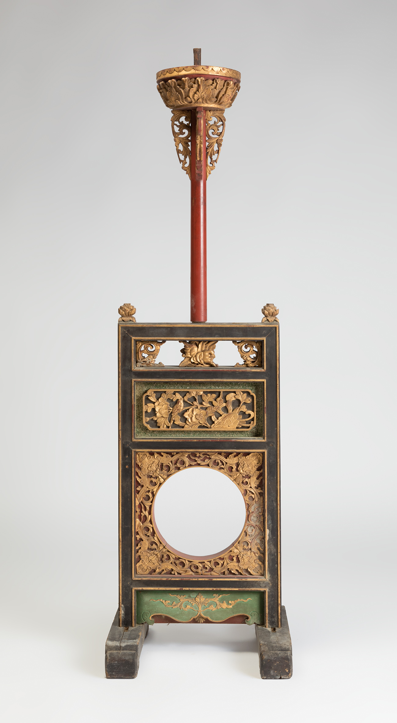 Palatial floor lamp. China, late Qing dynasty, 19th century.Carved polychromed and gilded wood. - Bild 6 aus 7