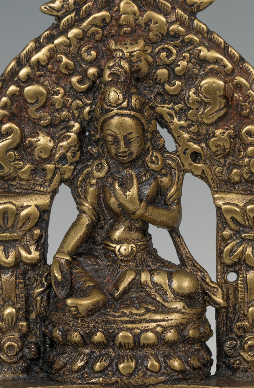 Altar with Buddha; China, 18th century.Embossed bronze.Attached to a base of a later period. - Bild 5 aus 6