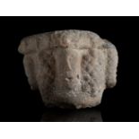 Romanesque capital, 11th century.Carved stone.Measurements: 20 x 22 x 22 cm.Romanesque capital