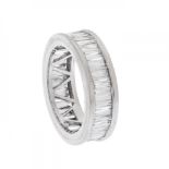 Wedding ring in 18k white gold. With baguette-cut diamonds, total weight ca. 5.00 cts. Measurements:
