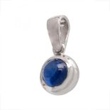 18 ct white gold pendant. Front with sapphire, cabochon cut, weighing 1.06 cts, set on the bezel.