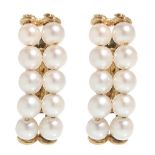 Pair of 18 kt gold earrings with a design in parallel lines of freshwater cultured pearls.“