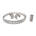 Set of earrings, bracelet and ring made of 18 Kt white gold, and diamonds with a total of ca. 2.20