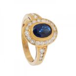 Rosette ring in 18kt yellow gold. With a central oval-cut sapphire set in a chaton setting and