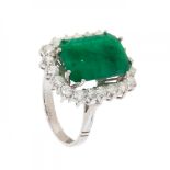 Rosette ring in 18k white gold. With central emerald, emerald-cut emerald, green semi-transparent