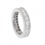 Ring alliance complete in 18k white gold. With princess-cut diamonds, total weight ca. 3.15 cts.