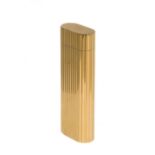 CARTIER Paris 88687 lighter in 18K yellow gold plate. Body with fluted decoration. Dimensions: 7 x 2