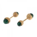 Pair of TIFFANY cufflinks in 18kt yellow gold and malachite. 60's. Bar model with acorn at each