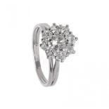 Platinum rosette ring with diamonds. Frontis decorated with central diamonds in ancient cut of 1,