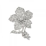 Brooch in platinum and diamonds. Floral model in platinum with central diamond of ca. 1.08 cts.