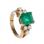 Ring made of 18kt yellow gold. Model with central emerald of ca. 2.94 cts. weight, set in double