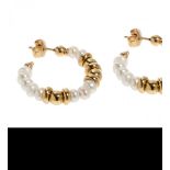 Pair of earrings with a 18 kt gold "ring" design and freshwater pearls interspersed in their