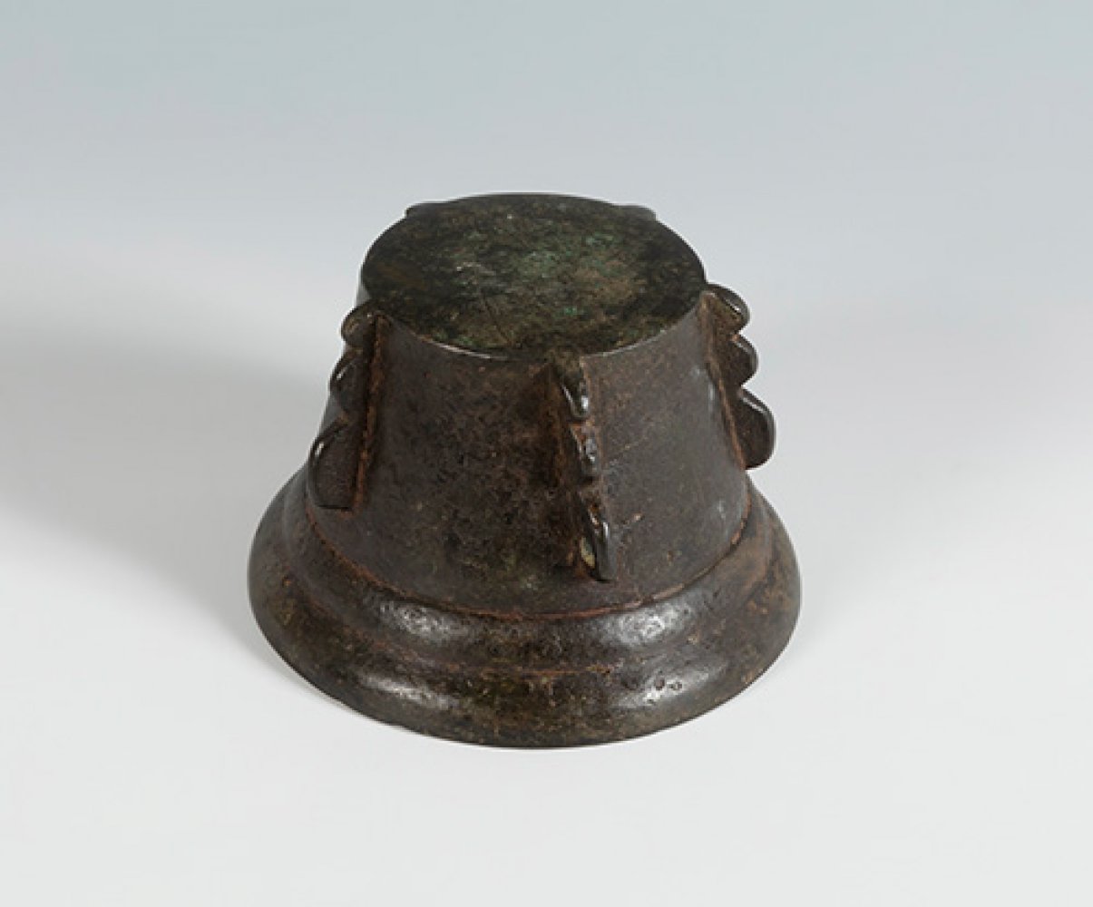 Gothic mortar from the 15th-16th centuries.Bronze.Measurements: 8.5 x 13 cm (diameter).In ancient - Image 3 of 3