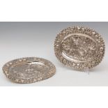 Pair of trays; XIX century.Silver.Punched.Measurements: 33,5 x 41,5 cm (x2).Baroque style silver