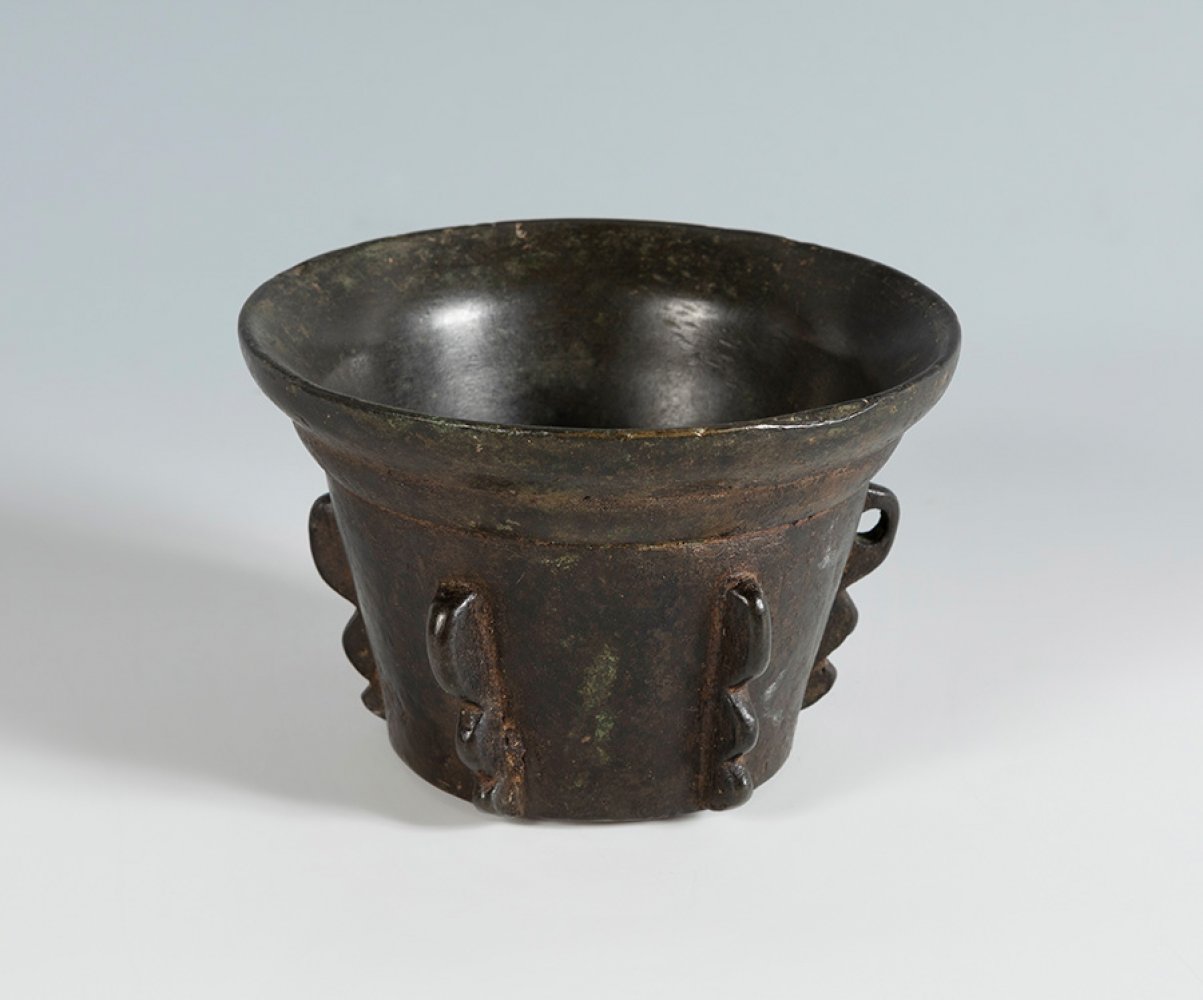 Gothic mortar from the 15th-16th centuries.Bronze.Measurements: 8.5 x 13 cm (diameter).In ancient