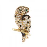 Owl-shaped brooch in 18kt yellow gold. With pavé diamonds, brilliant cut, and onyx details. Piece