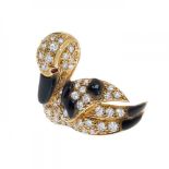 Swan-shaped brooch in 18kt yellow gold. With brilliant cut diamond pavé and onyx details. Piece with