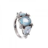 Ring triple ring in 18 kts. white gold. Frontis with three beryls aquamarine variety, oval and