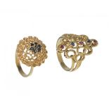 Rings in 18kt yellow gold and coloured stone. Shuttle model with ovals with engraved decoration